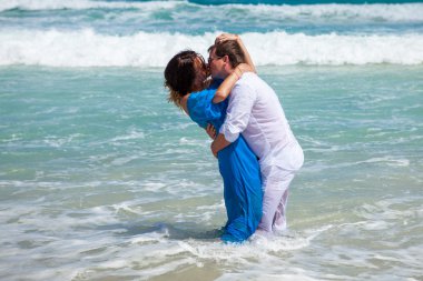 plaj çift romantik seyahat yürüyüş.