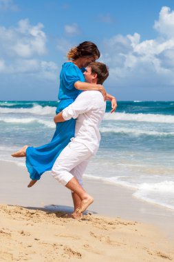 plaj çift romantik seyahat yürüyüş.