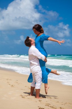 plaj çift romantik seyahat yürüyüş.