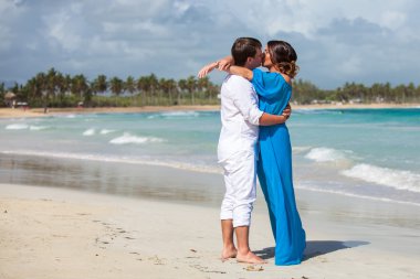 plaj çift romantik seyahat yürüyüş.