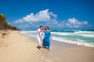 plaj çift romantik seyahat yürüyüş.