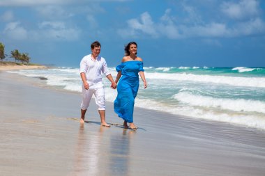 plaj çift romantik seyahat yürüyüş.