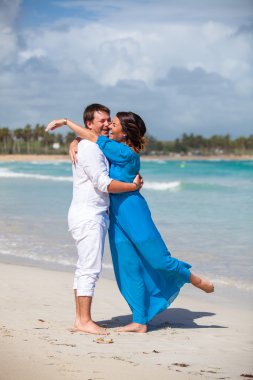 plaj çift romantik seyahat yürüyüş.