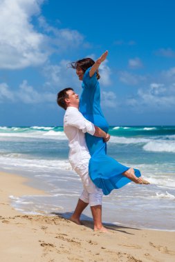 plaj çift romantik seyahat yürüyüş.