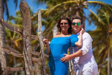 plaj çift romantik seyahat yürüyüş.