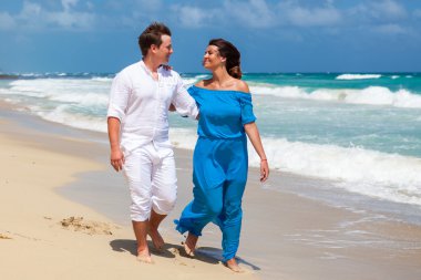 plaj çift romantik seyahat yürüyüş.