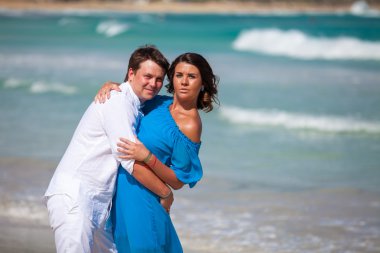 plaj çift romantik seyahat yürüyüş.