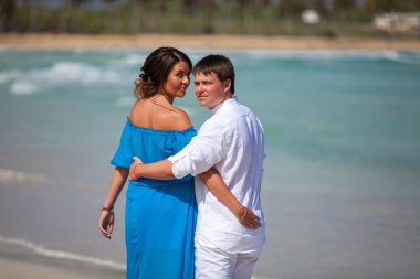 plaj çift romantik seyahat yürüyüş.