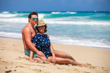 plaj çift romantik seyahat yürüyüş.