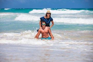 plaj çift romantik seyahat yürüyüş.