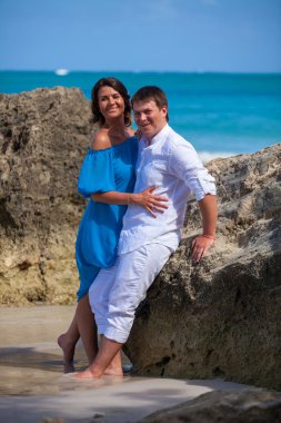 plaj çift romantik seyahat yürüyüş.