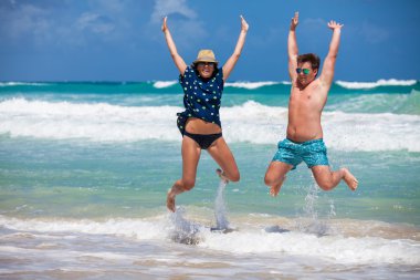 plaj çift romantik seyahat yürüyüş.