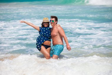 plaj çift romantik seyahat yürüyüş.