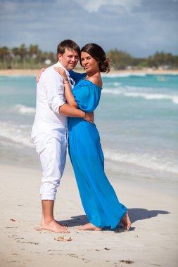 plaj çift romantik seyahat yürüyüş.