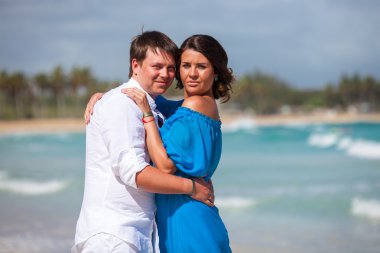 plaj çift romantik seyahat yürüyüş.