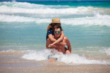 plaj çift romantik seyahat yürüyüş.