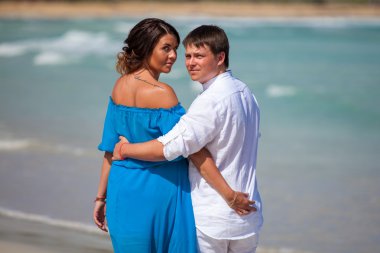 plaj çift romantik seyahat yürüyüş.