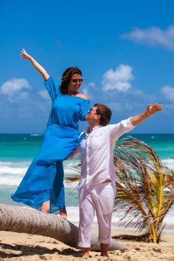 plaj çift romantik seyahat yürüyüş.