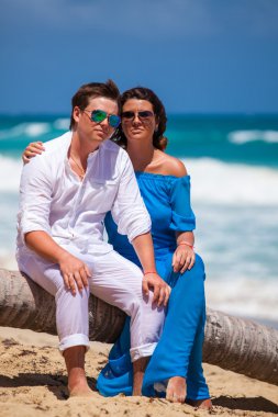 plaj çift romantik seyahat yürüyüş.