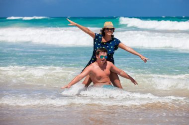 plaj çift romantik seyahat yürüyüş.