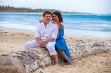 plaj çift romantik seyahat yürüyüş.