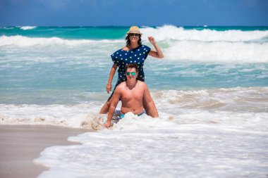 plaj çift romantik seyahat yürüyüş.