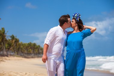 plaj çift romantik seyahat yürüyüş.