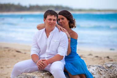 plaj çift romantik seyahat yürüyüş.