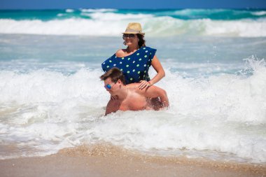 plaj çift romantik seyahat yürüyüş.