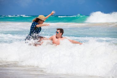 plaj çift romantik seyahat yürüyüş.