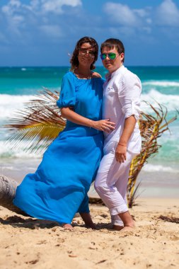 plaj çift romantik seyahat yürüyüş.