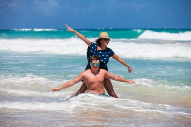 plaj çift romantik seyahat yürüyüş.