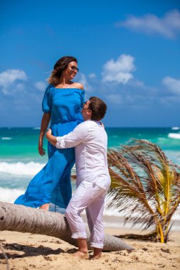 plaj çift romantik seyahat yürüyüş.