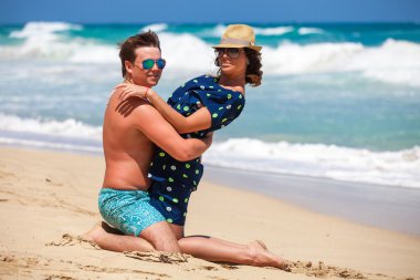 plaj çift romantik seyahat yürüyüş.