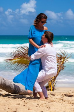 plaj çift romantik seyahat yürüyüş.