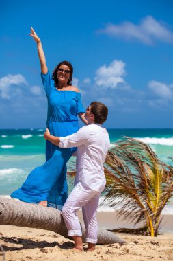 plaj çift romantik seyahat yürüyüş.