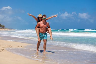 plaj çift romantik seyahat yürüyüş.