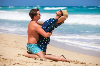 plaj çift romantik seyahat yürüyüş.