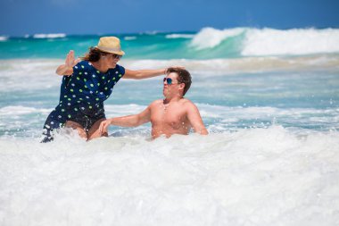 plaj çift romantik seyahat yürüyüş.