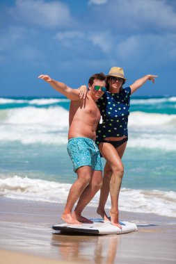 plaj çift romantik seyahat yürüyüş.