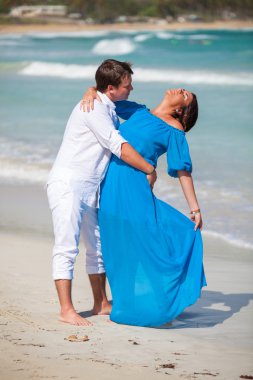 plaj çift romantik seyahat yürüyüş.