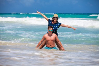 plaj çift romantik seyahat yürüyüş.