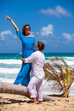 plaj çift romantik seyahat yürüyüş.