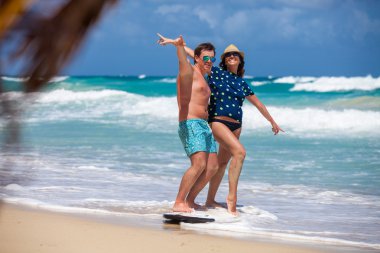 plaj çift romantik seyahat yürüyüş.