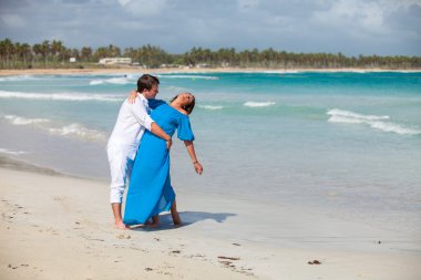 plaj çift romantik seyahat yürüyüş.