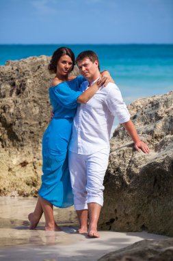 plaj çift romantik seyahat yürüyüş.