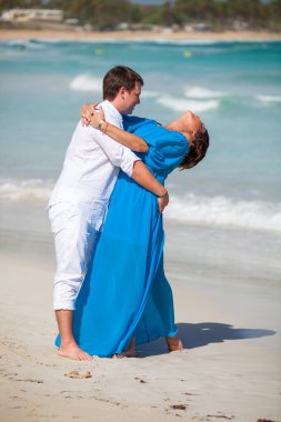 plaj çift romantik seyahat yürüyüş.