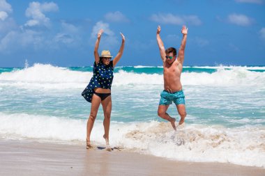 plaj çift romantik seyahat yürüyüş.