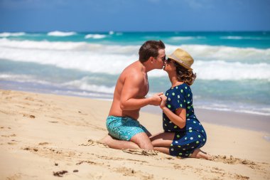 plaj çift romantik seyahat yürüyüş.