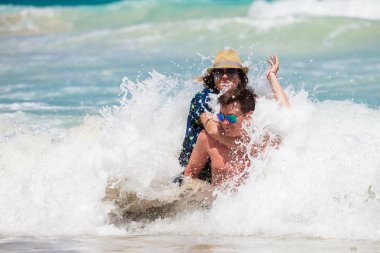 plaj çift romantik seyahat yürüyüş.